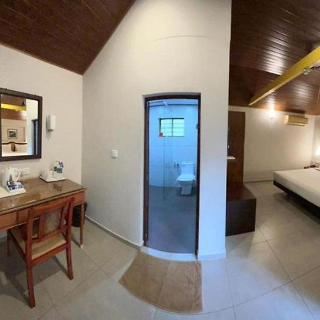 Abad Harmonia Ayurvedic Beach Resort Kovalam Kültér fotó